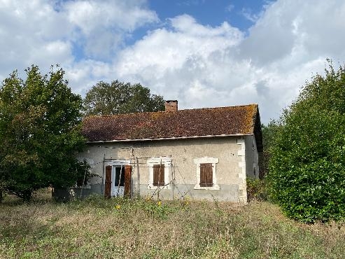 En forêt, maison de campagne à rénover