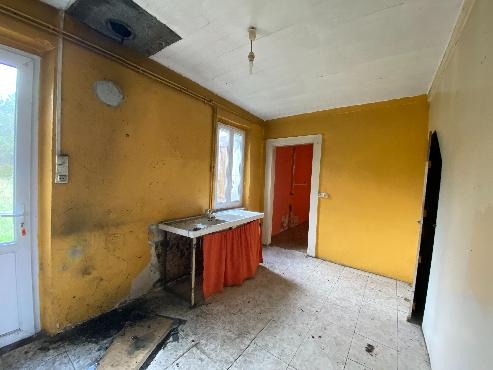 En forêt, maison de campagne à rénover