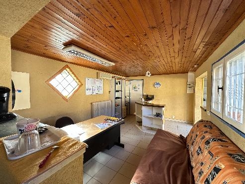 Maison à rénover + local commercial loué et hangar