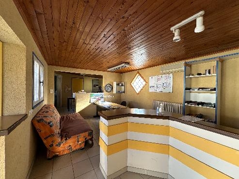 Maison à rénover + local commercial loué et hangar