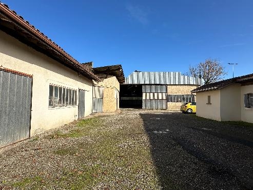 Maison à rénover + local commercial loué et hangar