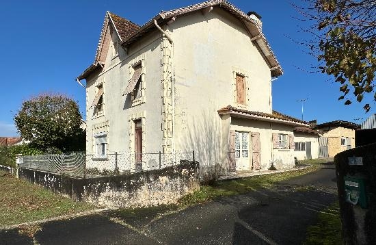 Maison à rénover + local commercial loué et hangar