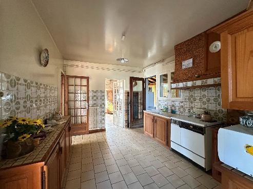 Maison à rénover + local commercial loué et hangar