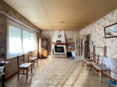 Maison à rénover + local commercial loué et hangar