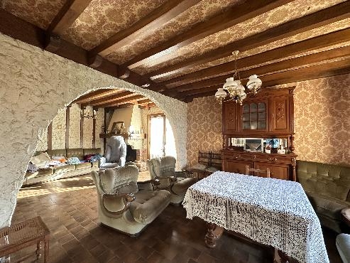 Maison à rénover + local commercial loué et hangar