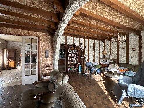 Maison à rénover + local commercial loué et hangar