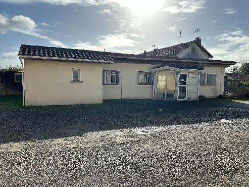 Maison à rénover + local commercial loué et hangar