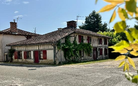 Maison landaise typique en bordure de ruisseau