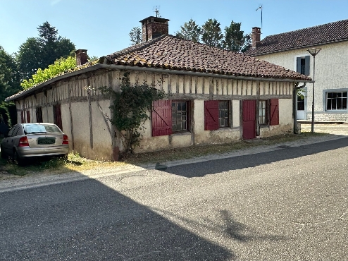 Maison landaise typique en bordure de ruisseau