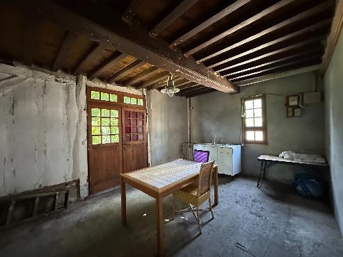 Maison landaise typique en bordure de ruisseau