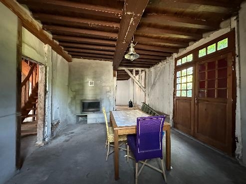 Maison landaise typique en bordure de ruisseau